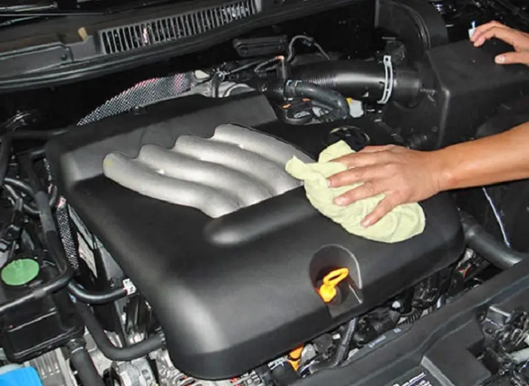 Ocho consejos para limpiar bien el motor de un auto y todo lo que se necesita