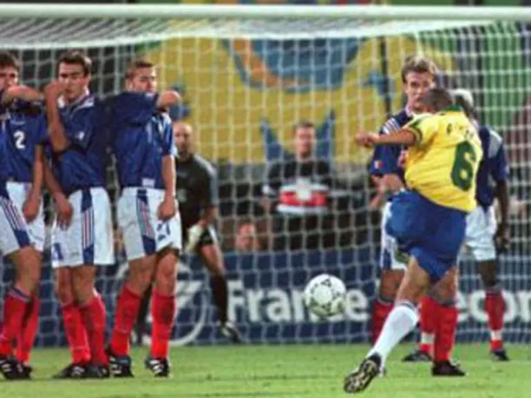 El gol más famoso de Roberto Carlos cumplió 18 años: qué dijo de aquella joya