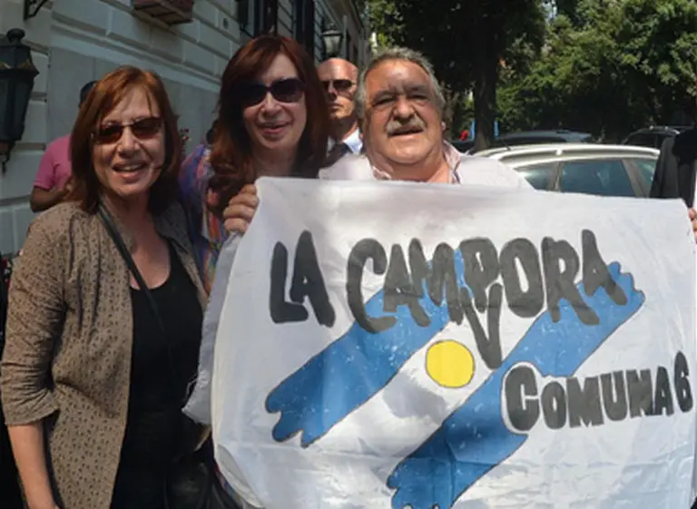 Cristina Kirchner viajó a Roma a ver al Papa y se sacó una foto con la bandera de La Cámpora