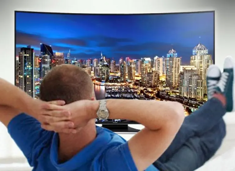 Nuevos televisores "inteligentes" llegan al mercado para mantener su trono en el centro de los hogares