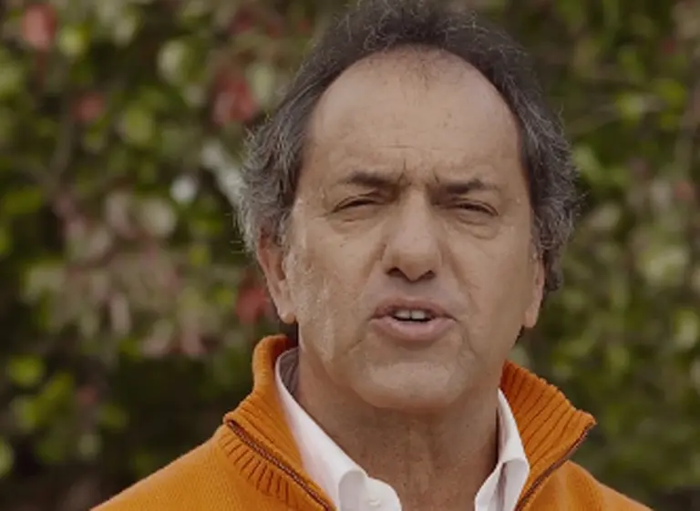 Scioli y un spot con guiño a La Cámpora: "Vengo bancando este proyecto"