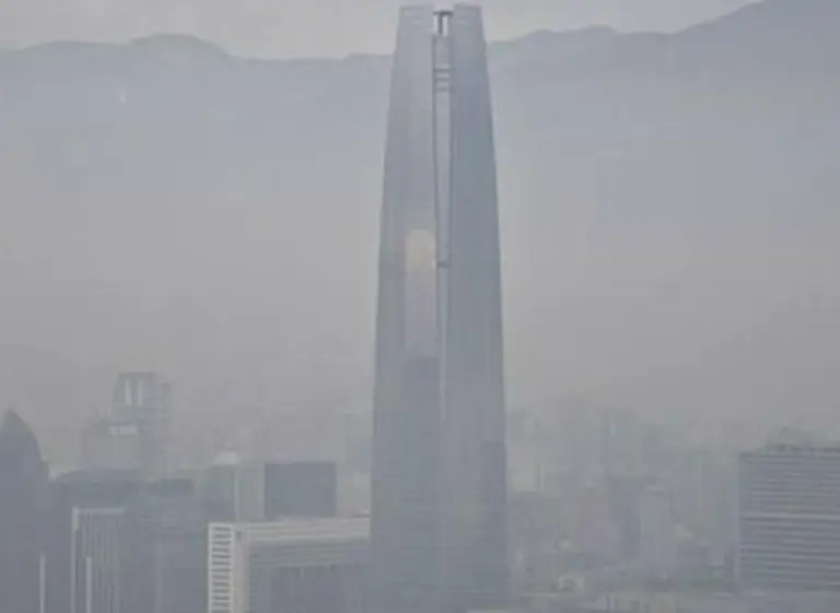 Cubierta de smog: Santiago se enfrenta a una alerta por contaminación ambiental