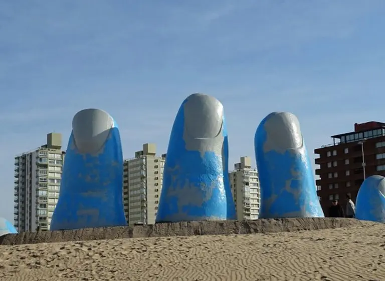 Los dedos de Punta del Este vandalizados por hinchas uruguayos