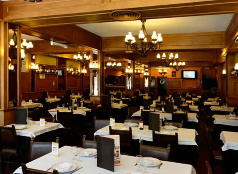 Empleados protestaron frente al Palacio de la Papa Frita para evitar su cierre