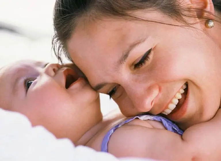 Nestlé dará 14 semanas de licencia por nacimiento a padres y madres