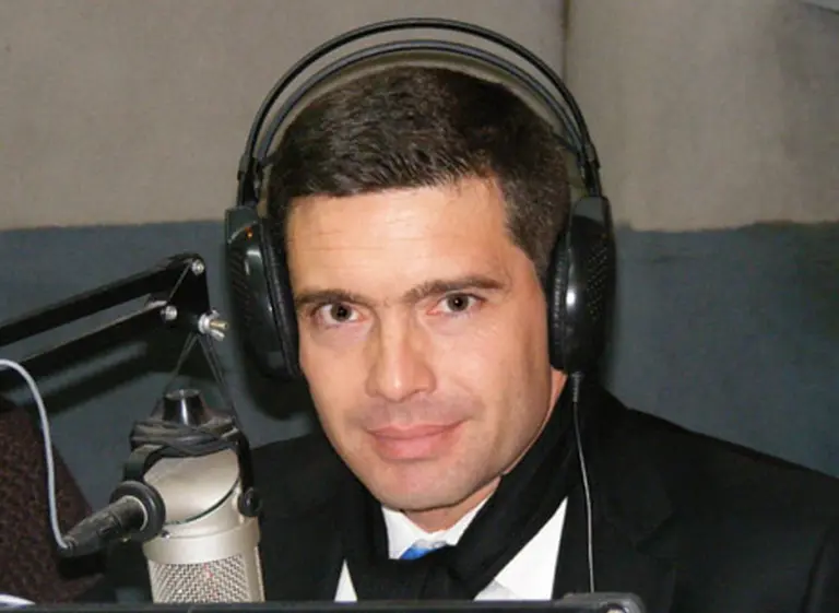 ¿Quién es el periodista que eludió la cadena nacional para seguir transmitiendo?