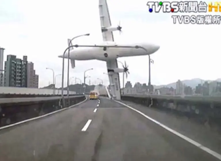 Insólito: los pilotos del avión TransAsia que se estrelló apagaron motor equivocado