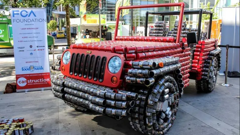 Construyen Jeep Wrangler con latas de comida para alertar por el hambre