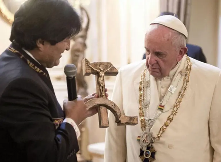 El papa Francisco se refirió al crucifijo que le regaló Evo Morales
