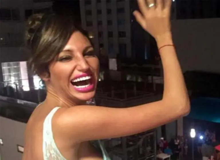 Azafatas del vuelo de Vicky Xipolitakis declararon que uno de los pilotos invitó a la vedette a la cabina