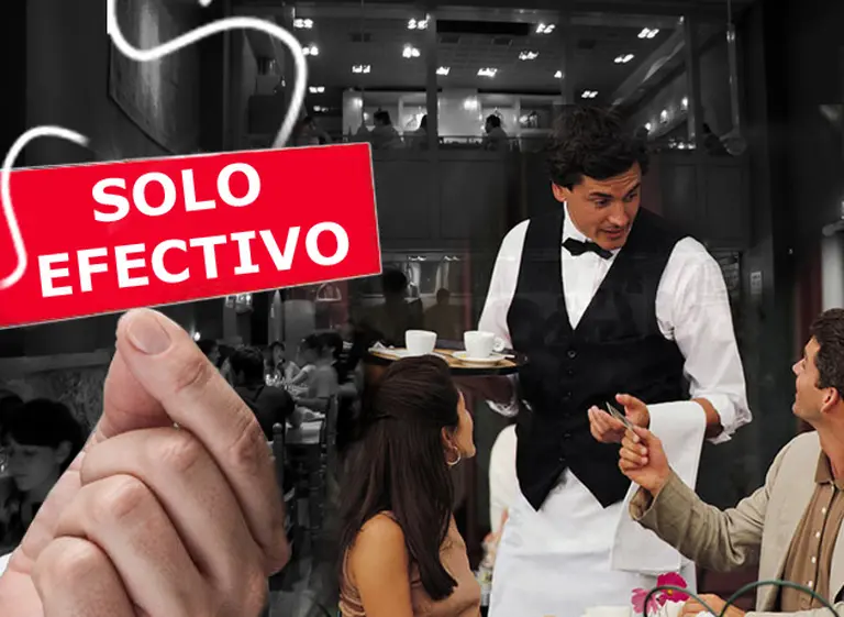 Comercios empiezan a sacar cartelitos de "sólo efectivo" y a tachar descuentos por pagos en cash