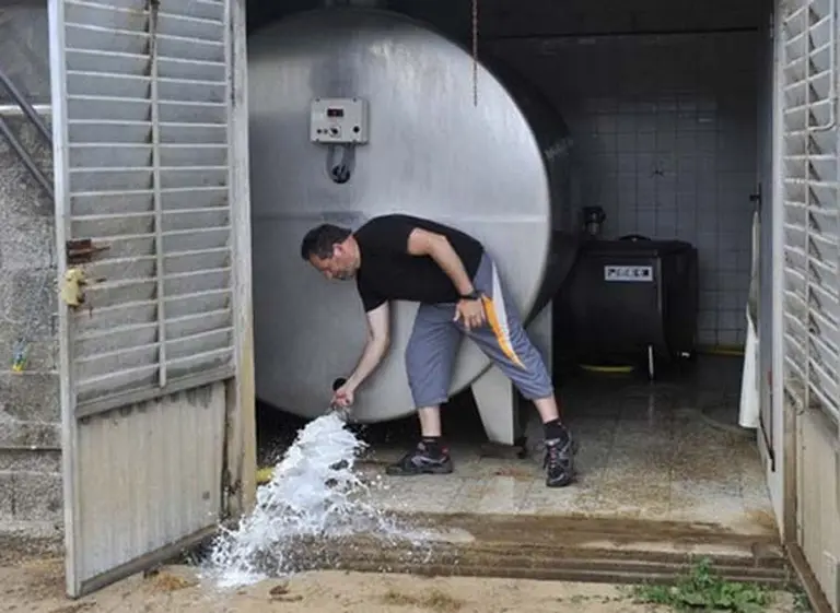 Hubo finalmente acuerdo con lecheros y levantaron el paro