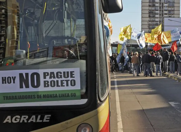 Batalla campal en Panamericana entre choferes de la lí­nea 60 y Gendarmerí­a