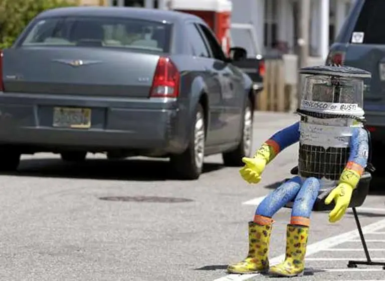 Reconstruirán un robot viajero que fue vandalizado en EEUU