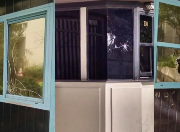 Así­ quedó el edificio de Jorge Lanata tras ser apedreado