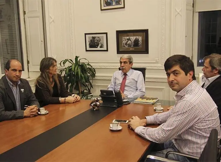 Aní­bal Fernández recibió a representantes de los productores de siembra directa