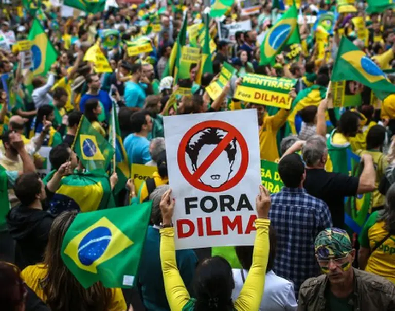 Tudo mal: Brasil prevé a fin de año dólar a 4,5 reales y caí­da del PBI de 2,4 por ciento