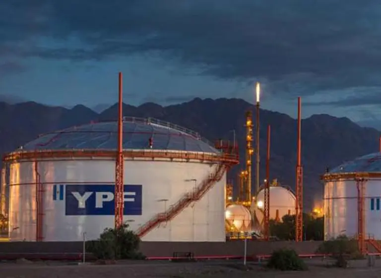 La Corte ordenó a Chubut abstenerse de exigirle a YPF pagos por el Impuesto sobre los Ingresos Brutos