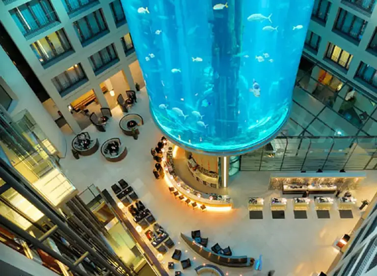 El hotel acuario de Berlí­n que deslumbra al mundo