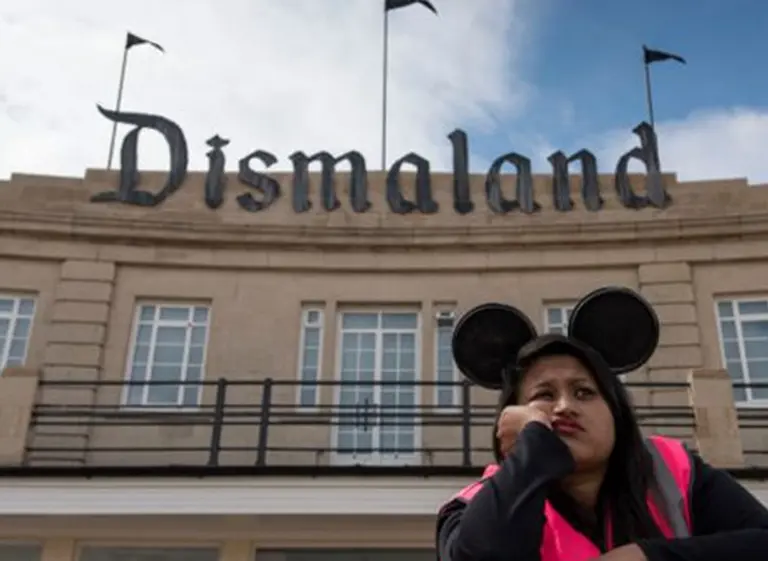 Cómo es Dismaland, el parque temático de un Disney posapocalí­ptico y decadente