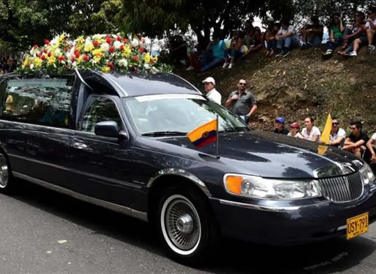 El coche fúnebre de Chávez aparece en un desfile de autos clásicos en Colombia