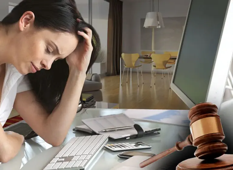 Le bajaron el sueldo por trabajar desde su casa, ahora deben indemnizarla