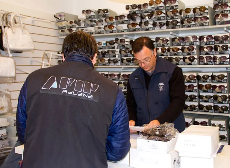 La AFIP allanó una feria informal por una millonaria retención indebida de aportes