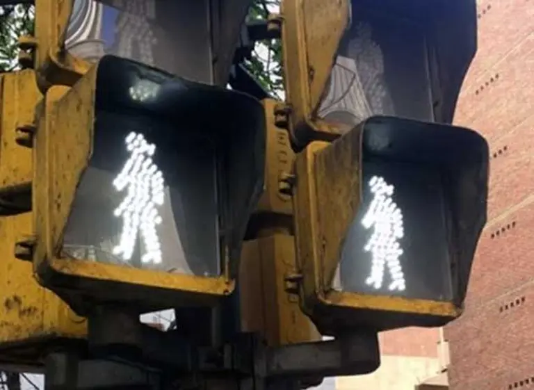 Instalan en Córdoba el primer semáforo peatonal igualitario de la Argentina