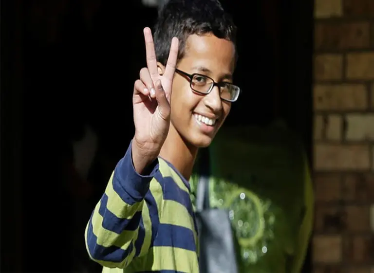 El joven musulmán arrestado por crear un reloj ahora recibe dinero