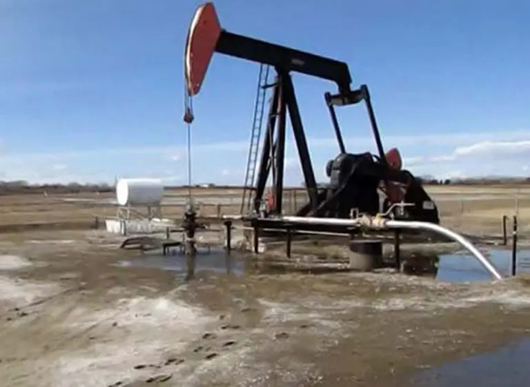 Crisis del oro negro: la actividad petrolera de la cuenca neuquina cayó 30 por ciento