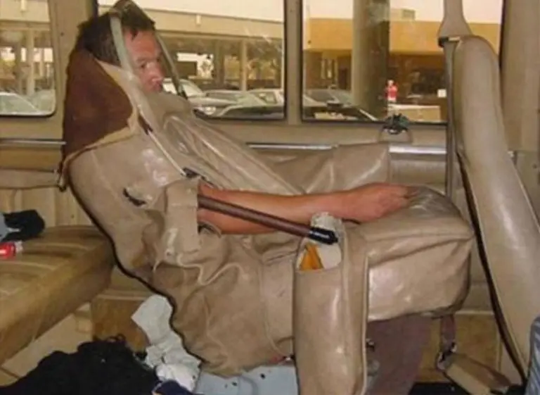 Insólito: intentó entrar ilegalmente a EE.UU. disfrazado de asiento de colectivo