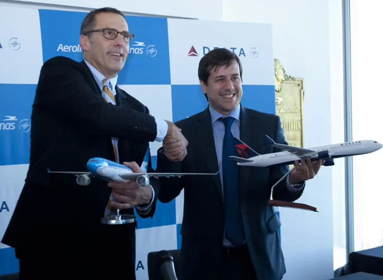 Aerolí­neas Argentinas y Delta Air Lines firman acuerdo clave para expandir su red de rutas