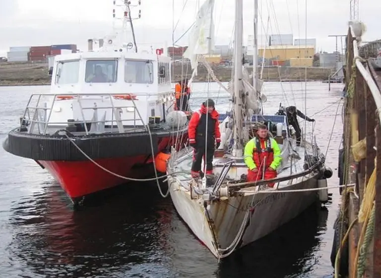 Primeras imágenes del velero de La Cámpora en un puerto de las Malvinas