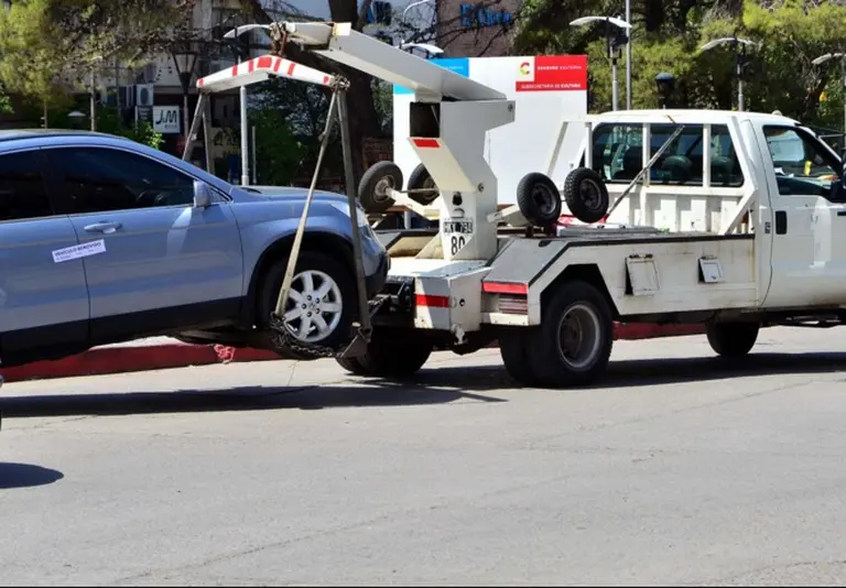Nueva modalidad delictiva: usan grúas "truchas" para robar autos
