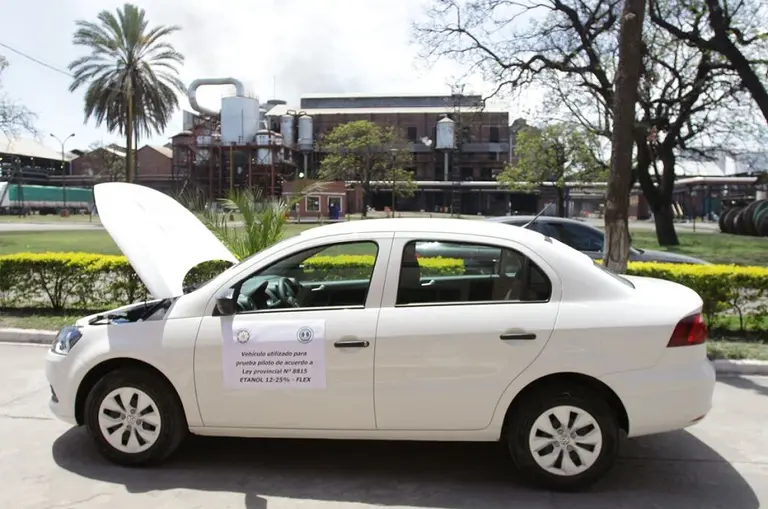 Vuelve la alconafta: ponen en marcha el primer taxi argentino con bioetanol
