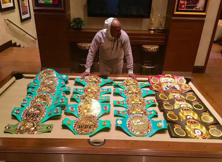 Mayweather presumió sus 23 cinturones de boxeo e hizo estallar las redes sociales