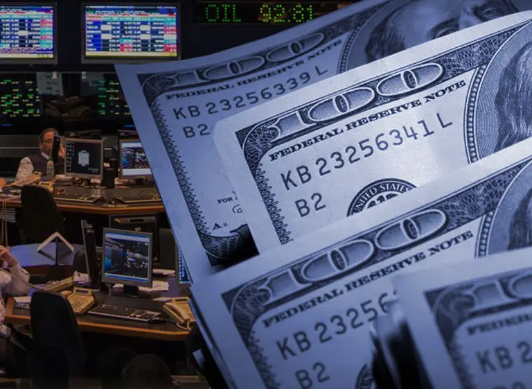 El blue perforó el techo de los $17 y amplió la brecha frente al dólar minorista