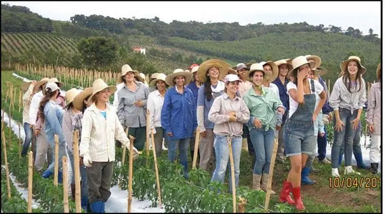 Un pueblo brasileño, lleno de jóvenes hermosas que buscan hombres solteros