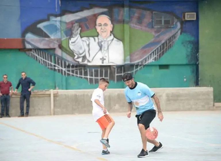 Sorpresa en el Bajo Flores: David Beckham visitó la villa 1-11-14