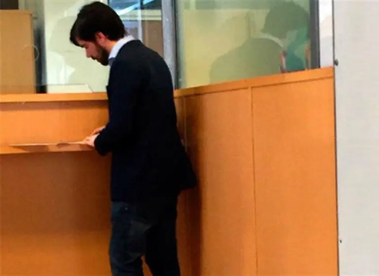 Escrachan a Del Caño comprando dólares y en las redes se burlan con memes