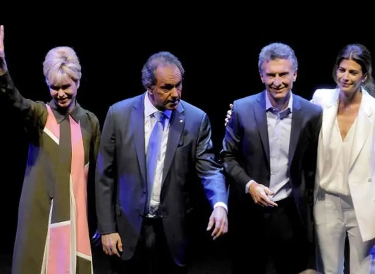 Noche de coincidencias: el curioso look de Karina Rabolini en el debate