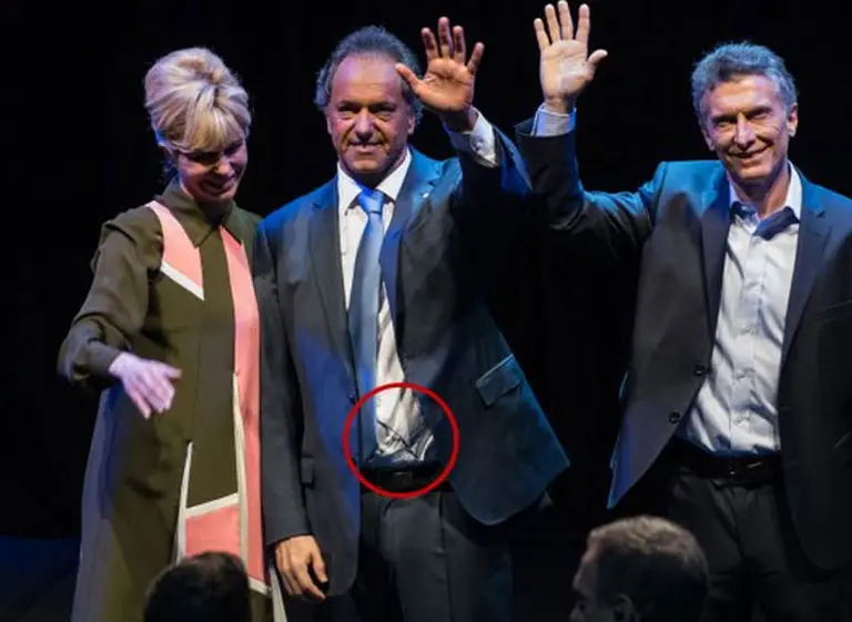 Fin del misterio: explicaron qué era el "suspicaz" cable que llevaba Daniel Scioli en el debate