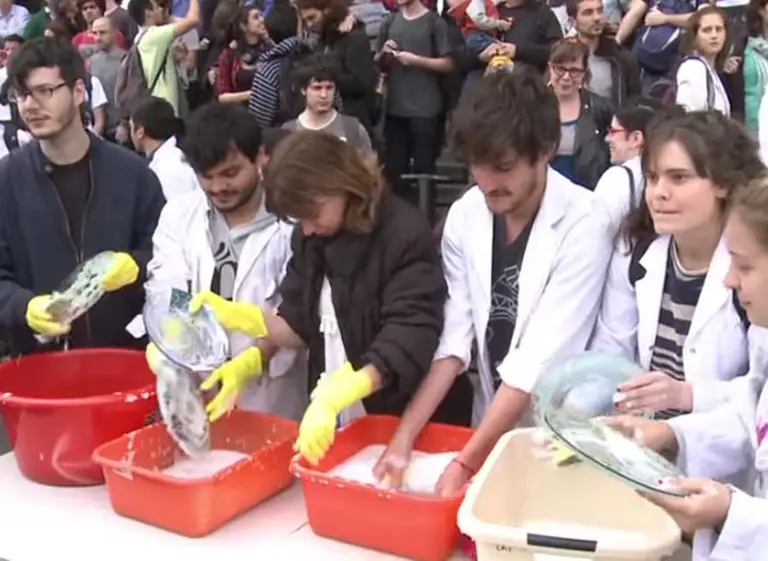 Al filo del balotaje, más universidades y cientí­ficos sumaron su apoyo a Daniel Scioli