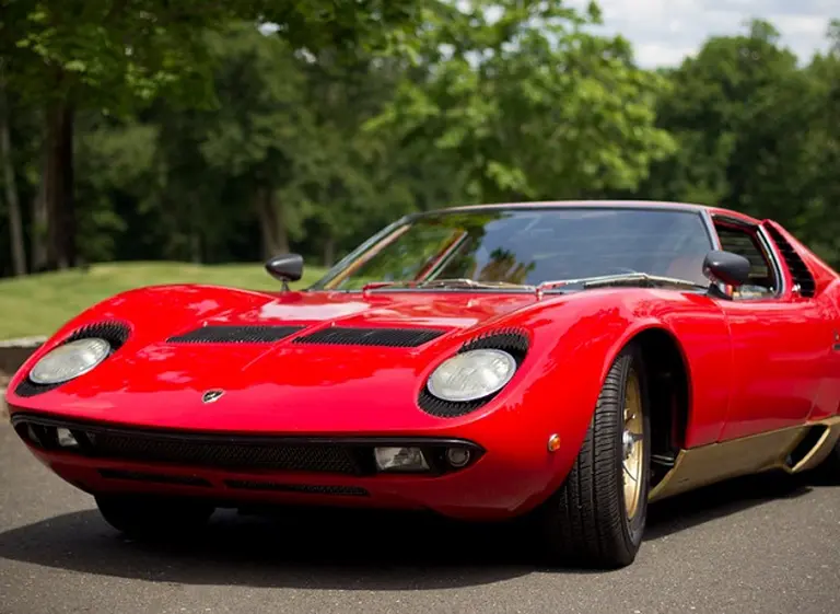 Así­ se conduce uno de los autos más deslumbrantes del mundo