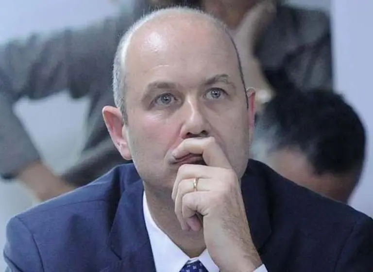 Sturzenegger planteó que no va a reconocer la diferencia cambiaria del dólar futuro y estalló la furia de los banqueros