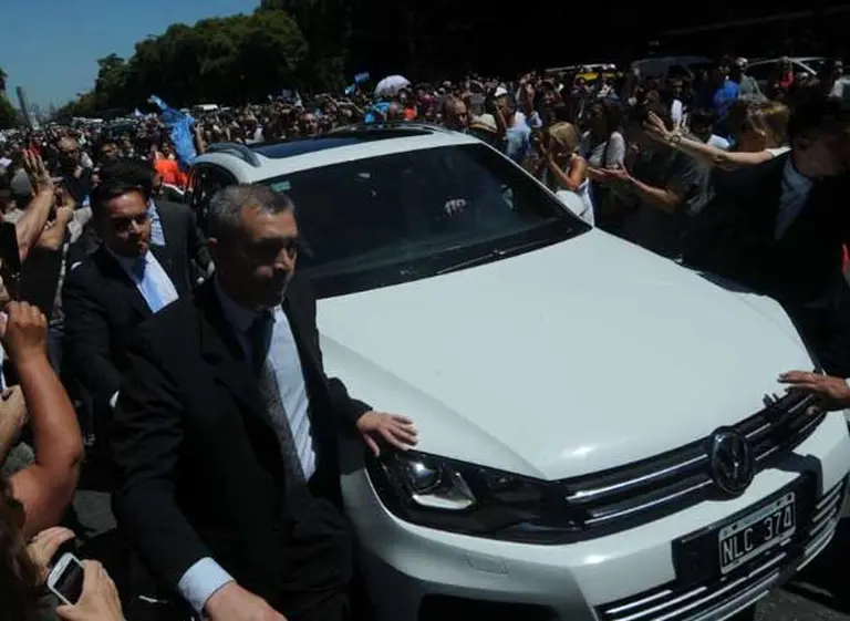 El auto descapotable en el que se trasladó Macri en su asunción debí­a $40.000 de patentes