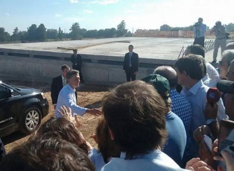 Un guiño para la reconcilación: el primer beneficiado por el plan de obras de Macri es un intendente kirchnerista