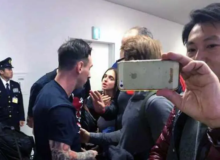 Hinchas de River escupen e insultan a Messi en el aeropuerto de Tokio