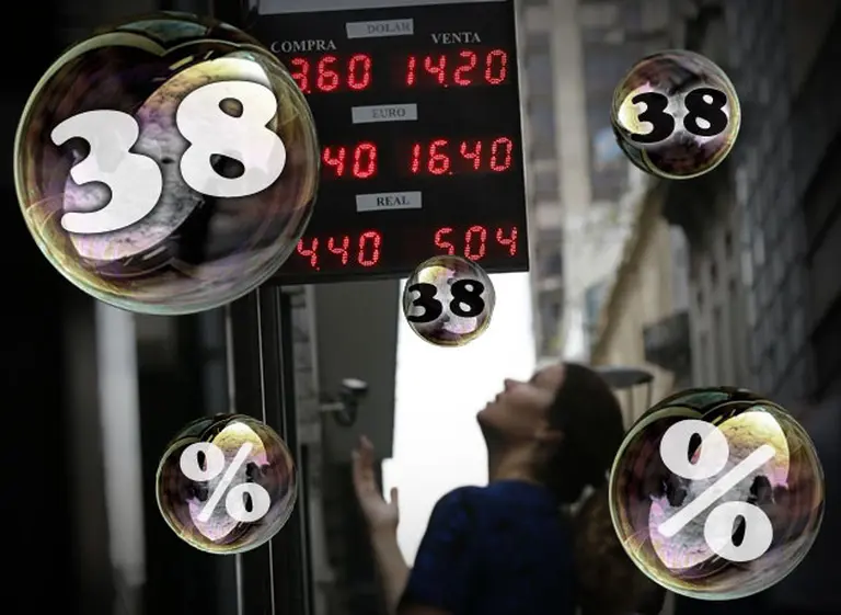 Prat Gay saborea una segunda victoria: bajó la tasa de 38% que parecí­a poco para frenar al dólar