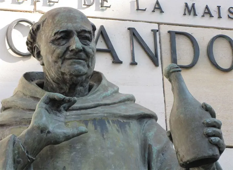 ¿Quién era Dom Pérignon, el "creador" del champagne?